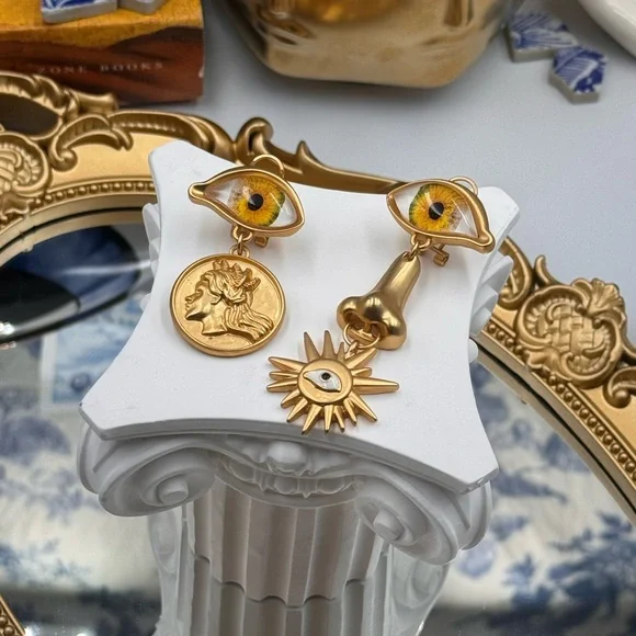 🆕 SCHIAPARELLI for V&A Museum 🧿 NWOT Surrealist Charm Earrings - Yellow Eye - Picture 3 of 17